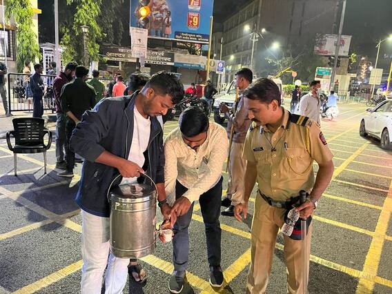 In Pictures: Thank you Police Uncle! If you are tired, have some tea; Pune's youth celebrate 31st festival without parties In Pictures: Thank you Police Uncle! If you are tired, have some tea; Pune's youth celebrate 31st festival without parties