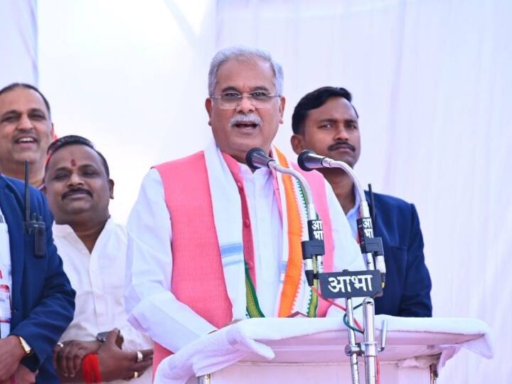 Chhattisgarh Bhupesh Baghel started new year feeding sweets laborers announce Big gift for laborers ann Chhattisgarh: मजदूरों को मिठाई खिलाकर सीएम बघेल ने की नये साल की शुरुआत, श्रमिकों को दी ये सौगात