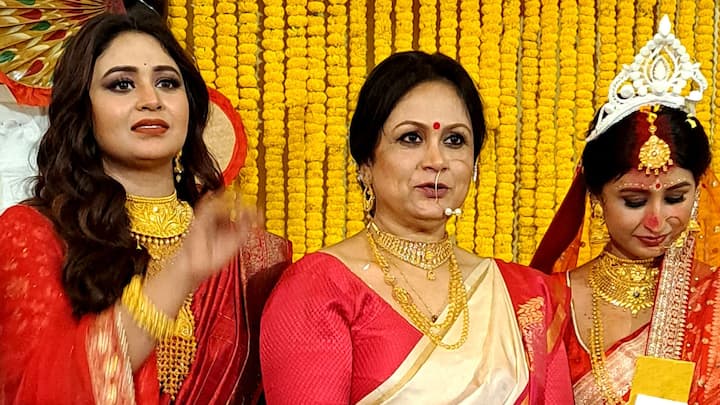 গত ২৪ তারিখ সাত পাকে বাঁধা পড়েছেন চিত্রাঙ্গদা ও সম্বিত। তাঁদের বিয়ে হওয়ার কথা ছিল ২০২১ সালেই। কিন্তু করোনার জন্য পিছিয়ে যায় সেই বিয়ে। অবশেষে বাইশের শেষে সাত পাকে বাঁধা পড়লেন সম্বিত চিত্রাঙ্গদা।