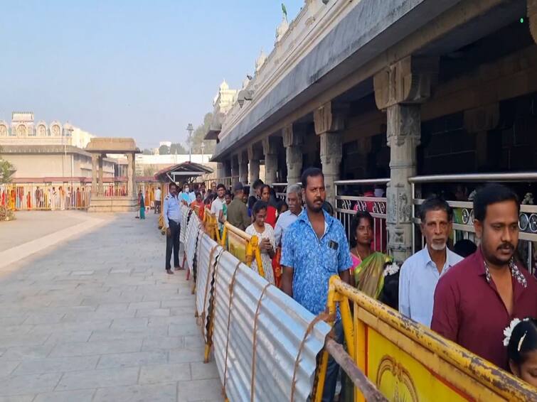 new year 2023 Pilgrims visit major temples in Kanchipuram காஞ்சிபுரம் : ஆங்கில புத்தாண்டு பிறந்ததை ஒட்டி சுவாமி தரிசனம்..! கோவில்களில் குவிந்து வரும் பக்தர்கள் கூட்டம்...!