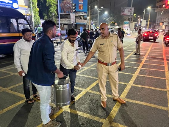 In Pictures: Thank you Police Uncle!  If you are tired, have some tea;  Pune's youth celebrate 31st festival without parties