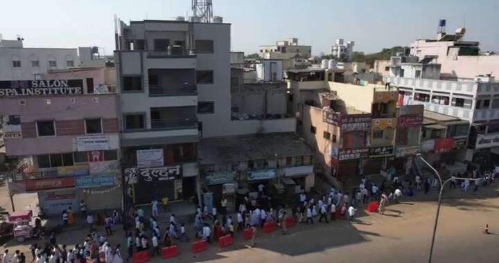 पहाटेपासूनच विजय स्तंभास अभिवादन करण्यासाठी लोकांची मोठी गर्दी पहायला मिळत आहे.