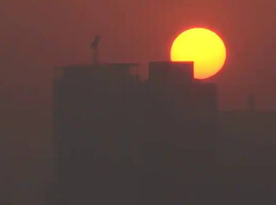 New Year 2023: नए साल का पहला सूर्योदय, कोलकाता के हावड़ा ब्रिज और मुंबई की खूबसूरत तस्वीरें New Year 2023: नए साल का पहला सूर्योदय, कोलकाता के हावड़ा ब्रिज और मुंबई की खूबसूरत तस्वीरें