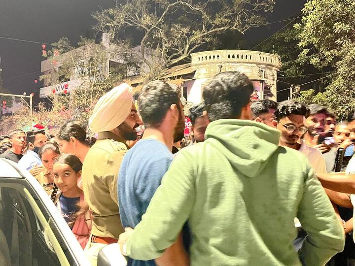 बंदोबस्तासाठी आलेल्या पोलीस अधिकाऱ्यांंना तरुणांनी सहकार्य केलं आणि त्यांच्यासोबत सेल्फिचा आनंद घेतला.