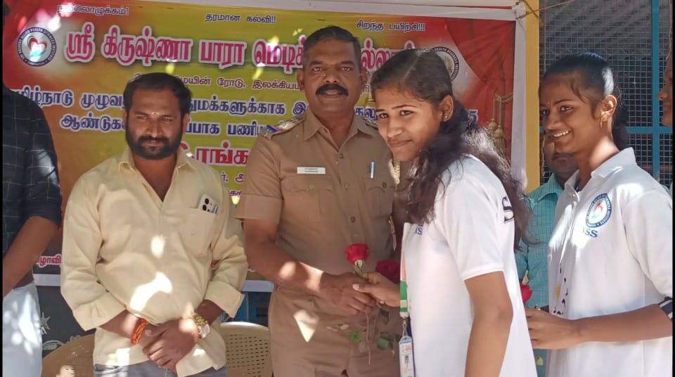 காவல் ஆய்வாளரின் பதவி உயர்வு.. கேக் வெட்டி இன்ப அதிர்ச்சி கொடுத்த மாணவ, மாணவிகள்..