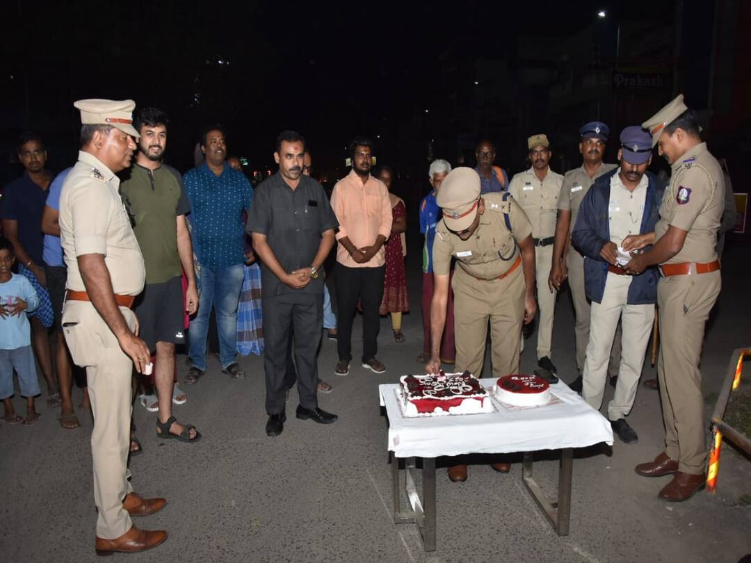 Kanchipuram Superintendent of Police Sudhakar thanked the public for their full cooperation and congratulated everyone காவலர்களுக்கும் புத்தாண்டு தானே.. ! கேக் வெட்டி பொதுமக்களுடன் கொண்டாடிய எஸ்பி..!