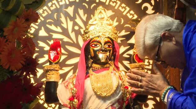 সারা বছর যাতে ভালভাবে কাটে, সেই কামনায় মাতৃমূর্তি দর্শন করে পুজো দিচ্ছেন পুণ্যার্থীরা।