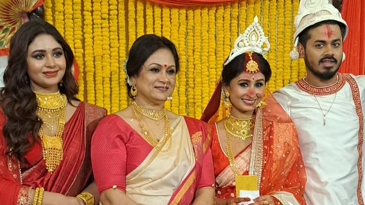লাল বেনারসিতে বিয়ের দিন অপরূপ দেখাচ্ছিল চিত্রাঙ্গদাকে। ভারি সোনার গয়না পরেছিলেন তিনি। কপালে ছিল ছোট্ট লাল টিপ আর চন্দন। বিয়েতে মেহেন্দি পরার স্রোতে গা না ভাসিয়ে, আলতায় হাত রাঙিয়েছিলেন চিত্রাঙ্গদা।