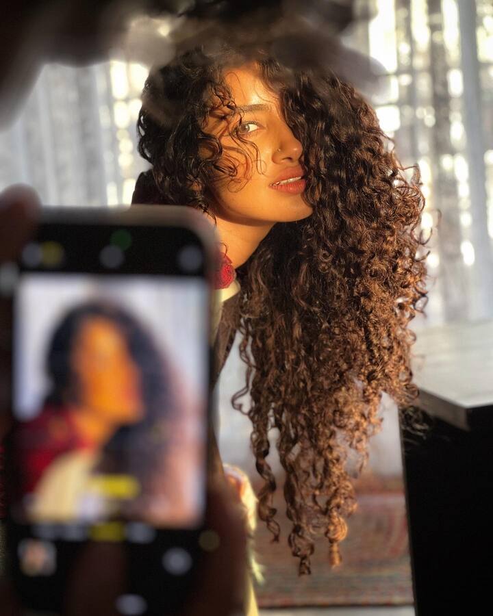 ఓర చూపులు చూస్తూ ఫోటోలకు ఫోజులిచ్చింది. Photo Credit: Anupama Parameswaran/Instagram