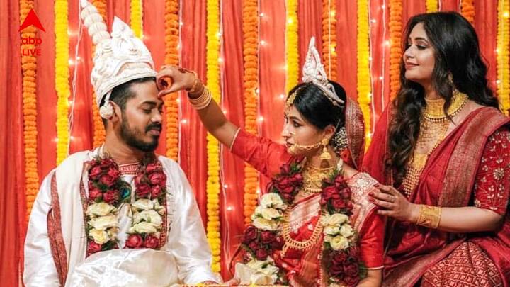 ছর শেষের বাঙালি এই বিয়ে হল মহিলা পুরোহিতের হাত ধরে। হল না কন্যাদান। বর বধূ সিঁদুর পরিয়ে দিলেন একে অপরকে। এ যেন ঠিক ঋতাভরীর ছবিরই পুনরাবৃত্তি। এই বার্তাই তো দিয়েছিল ঋতাভরী অভিনীত 'ব্রহ্মা জানেন গোপন কম্মটি' (Bramha Janen Gopon Kommoti)। অরিত্র মুখোপাধ্যায় পরিচালিত উইন্ডোজের প্রযোজিত এই ছবি বড়পর্দায় তুলে ধরেছিল মহিলা পুরোহিতের গল্প। নন্দিনী ভৌমিকের চরিত্রকে পর্দায় ফুটিয়ে তুলেছিলেন ঋতাভরী।