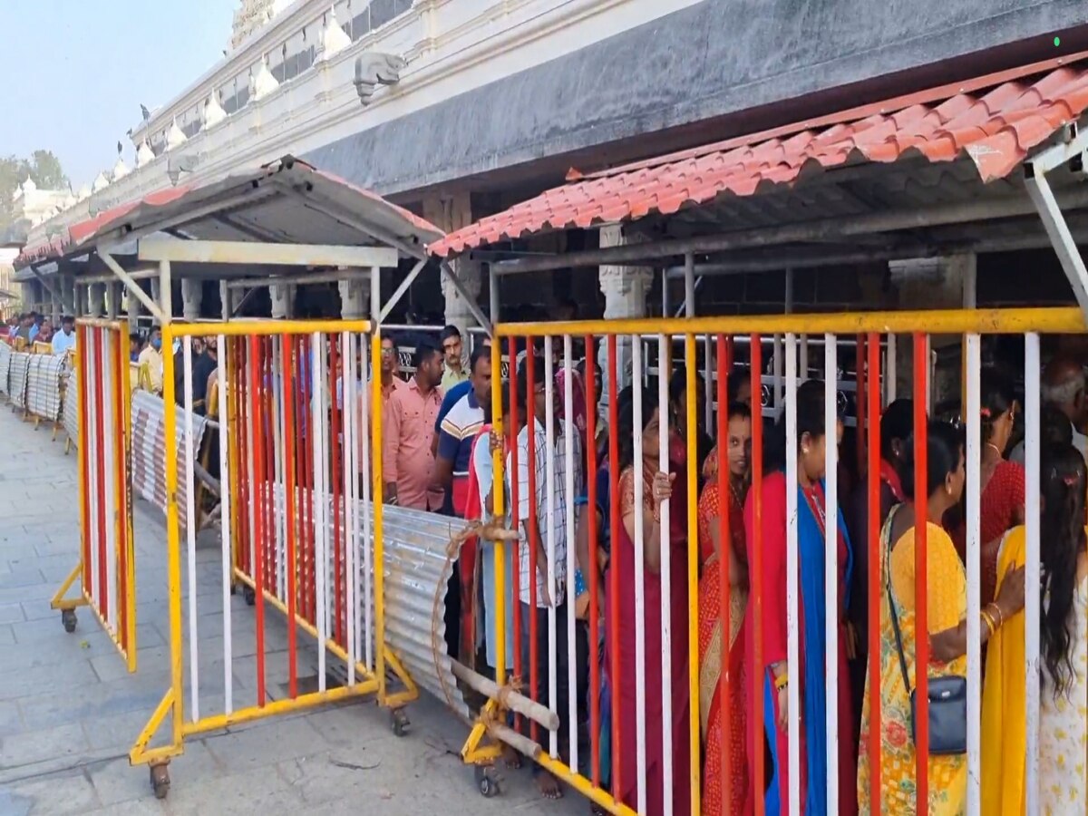 காஞ்சிபுரம் : ஆங்கில புத்தாண்டு பிறந்ததை ஒட்டி சுவாமி தரிசனம்..! கோவில்களில் குவிந்து வரும் பக்தர்கள் கூட்டம்...!