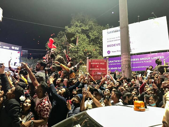 सगळे क्षण आपल्या मोबाईलमध्ये टिपण्यासाठी उस्तुक होते.