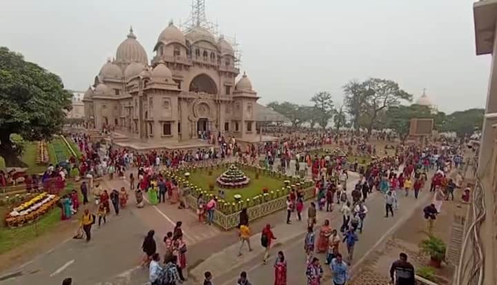 New Year: বছরের প্রথম দিন, তার ওপর রবিবার। বেলুড় মঠ থেকে তারাপীঠে ভিড় ভক্তদের। সারা বছর ভাল কাটুক, এই কামনায় পুজো দিলেন সবাই।