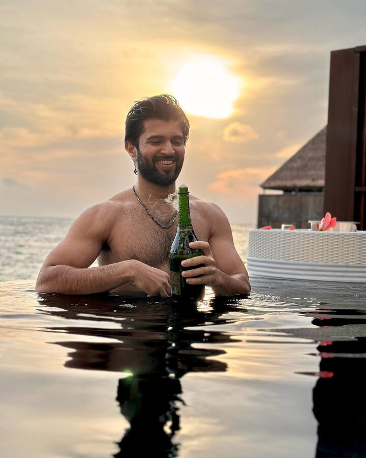 విజయ్ దేవరకొండ కొత్త సంవత్సర వేడుకలను ఘనంగా జరుపుకున్నాడు. Photo Credit: Vijay Deverakonda/Instagram