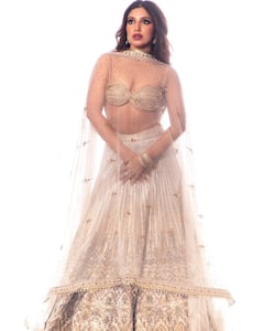 Bhumi Pednekar:  ఉల్లిపొరలాంటి దుపట్టాలో అందం దాచేస్తున్న భూమి