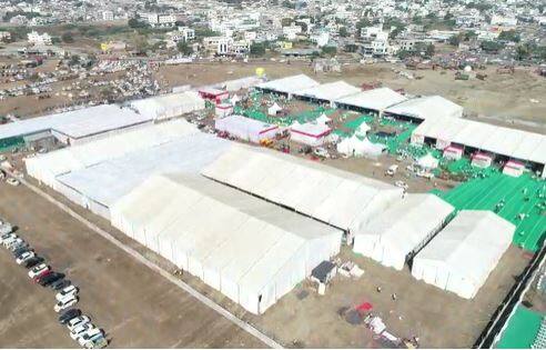 या महोत्सवात कला, क्रीडा आणि संस्कृतिक कार्यक्रमांची रेलचेल देखील असणार आहे. पण हा कृषी महोत्सव सुरुवातीपासूनच वादात अडकला. कृषी महोत्सवासाठी कृषी अधिकाऱ्यांना गोल्ड, सिल्वर पासेस विक्री करण्याचा आणि पैसा गोळा करण्याचा टार्गेट दिल्याचा आरोप विरोधकांनी कृषीमंत्री अब्दुल सत्तार (Abdul Sattar) यांच्यावर केला होता.