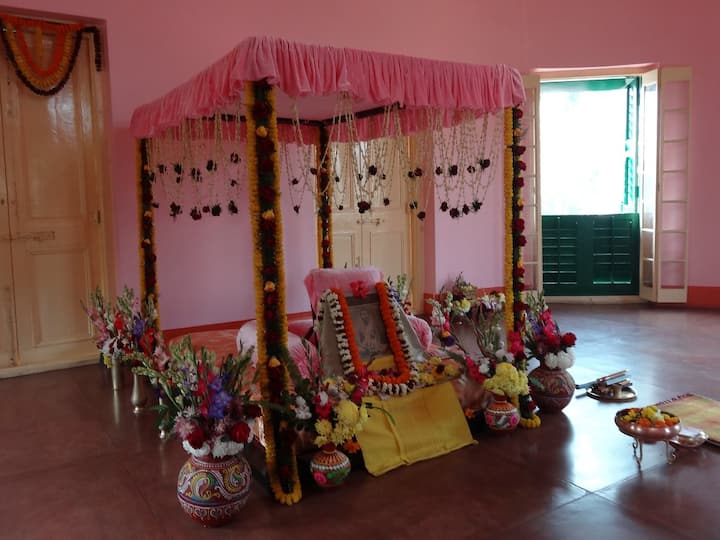 গৃহী ভক্তদের কথায়, ঠাকুর তাঁদের চৈতন্যদান করামাত্রই প্রত্যেকের মনেই ইচ্ছাপূরণের এক অত্যাশ্চর্য প্রতিফলন ঘটতে থাকে। প্রত্যেকে যেন মন থেকেই বলতে থাকেন, “ওরে, কে কোথায় আছিস? শিগগির ছুটে আয়! ঠাকুর আজ কল্পতরু হয়েছেন।” ছবি সৌজন্যে- কাশীপুর উদ্যানবাটী