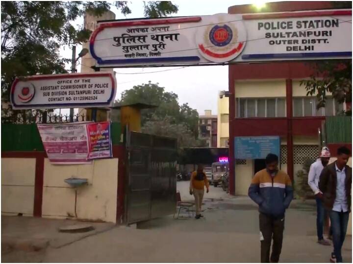 Shramveerbharat news india 

January 1, 2023
दिल्ली में युवती की दर्दनाक मौत, गैर इरादतन हत्या का केस दर्ज, पुलिस बोली- सोशल मीडिया पर अफवाह न फैलाएं
Delhi Crime News: दिल्ली में कार सवार युवकों ने स्कूटी सवार युवती को टक्कर मारी. हादसे के बाद भी आरोपियों ने कार नहीं रोकी और कार में फंसी युवती को कई किलोमीटर तक घसीटते हुए ले गए.

|

Delhi Girl Dragged Case: दिल्ली के कंझावला (Kanjhawala) से रविवार (1 जनवरी) को बेहद चौंकाने वाला मामला सामने आया था. जहां सड़क हादसे के बाद स्कूटी सवार एक लड़की कार के नीचे फंस गई. कार सवार युवकों ने इसके बाद भी गाड़ी नहीं रोकी और कार लड़की को करीब 7-8 किलोमीटर तक घिसटती चली गई. इस हादसे में लड़की की मौत हो गई है. दिल्ली पुलिस (Delhi Police) ने इस घटना के बाद गैर इरादतन हत्या का मामला दर्ज किया है.

डीसीपी आउटर हरिंदर सिंह ने  बताया कि दिल्ली के कंझावला मामले में गैर इरादतन हत्या का केस दर्ज किया है. आरोपियों पर 304ए का मामला दर्ज हुआ है. पीड़िता की मदद करने की बजाय वो लोग ड्राइव करते रहे. बता दें कि, धारा 304A कहती है- जो कोई उतावलेपन के या उपेक्षापूर्ण किसी ऐसे कार्य से किसी व्यक्ति की मृत्यु कारित करेगा, जो आपराधिक मानववध की कोटि में नहीं आता, वह दोनों में से किसी भांति के कारावास से जिसकी अवधि दो वर्ष तक की हो सकेगी, या जुर्माने से, या दोनों से, दण्डित किया जाएगा.

"सोशल मीडिया पर लोग अफवाह न फैलाएं"

हरिंदर सिंह ने आगे कहा कि ये सिर्फ एक्सीडेंट का मामला है और सोशल मीडिया पर लोग अफवाह न फैलाएं. हादसे के बाद पीड़िता की मदद करने की बजाय आरोपी कार ड्राइव करते रहे. आरोपियों के खिलाफ सख्त कार्रवाई करेंगे. हादसा जहां हुआ वो सुनसान रास्ता है और वहां लोगों का आवागमन कम है. कार में सवार सभी पांच लोगों को पकड़ लिया गया है. 

दिल्ली महिला आयोग ने भेजा नोटिस

इस मामले को लेकर दिल्ली महिला आयोग की अध्यक्ष स्वाति मालीवाल ने दिल्ली पुलिस को नोटिस जारी किया है. उन्होंने ट्वीट किया कि, "दिल्ली के कंझावला में एक लड़की की नग्न अवस्था में लाश मिली, बताया जा रहा है कि कुछ लड़कों ने नशे की हालत में गाड़ी से उसकी स्कूटी को टक्कर मारी और उसे कई किलोमीटर तक घसीटा. ये मामला बेहद भयानक है, मैं दिल्ली पुलिस को हाज़िरी समन जारी कर रही हूं. पूरा सच सामने आना चाहिए." 

हादसे के बाद कार से युवती को घसीटा

ये हादसा 31 दिसंबर और एक जनवरी की दरमियानी रात को हुआ है. दिल्ली के सुल्तानपुरी इलाके में युवती का नग्न शव मिला था. युवती स्कूटी पर सवार थी जिसे रविवार सुबह एक कार ने टक्कर मार दी थी और युवती कई किलोमीटर तक कार के नीचे घसीटती चली गई. आरोपी बलेनो कार में सवार थे जिसकी पहचान रविवार को हुई. कार के अंदर मौजूद पांच लोगों को गिरफ्तार कर लिया गया है. कार के युवती की स्कूटी से टकराने के बाद उन्होंने कार नहीं रोकी, जबकि युवती के कपड़े कार में फंस गए और उसे कुछ किलोमीटर तक घसीटा (Dragged) गया, जिसमें उसकी मौत हो गई. 

