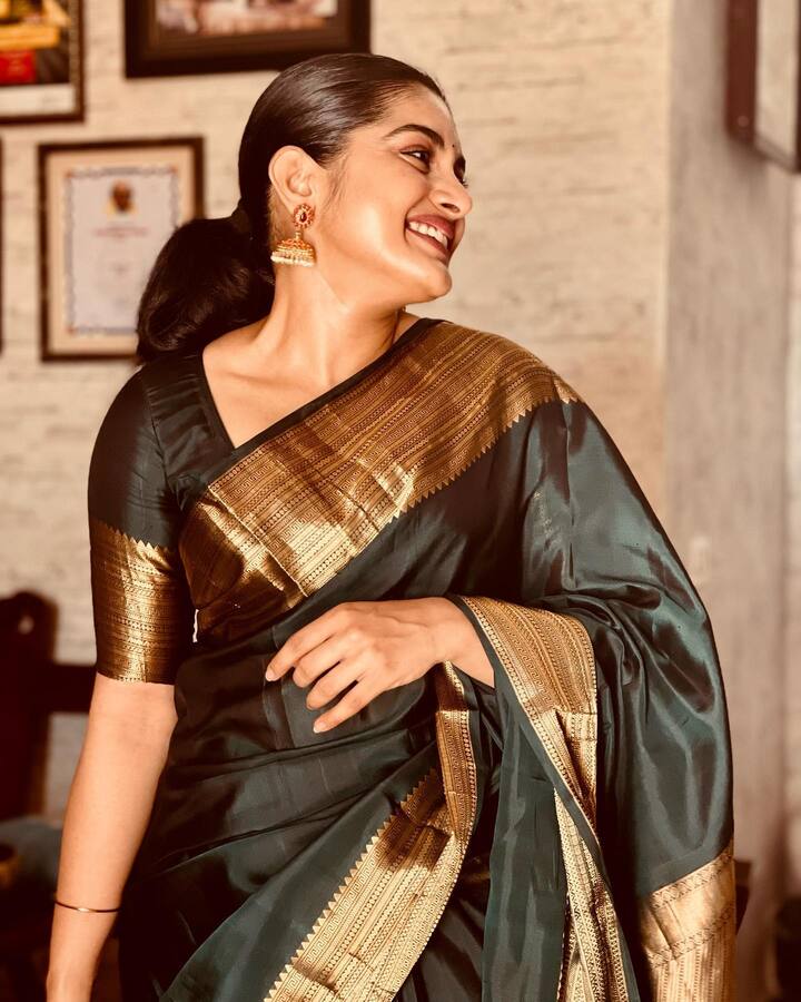సంప్రదాయ దుస్తులు ధరించి నివేదా థామస్ అభిమానులకు శుభాకాంక్షలు చెప్పింది. Photo Credit: Nivetha Thomas/Instagram