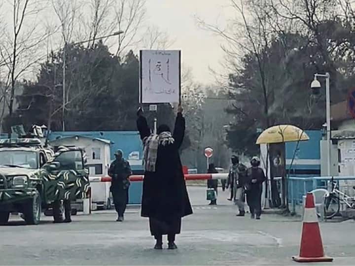Afghanistan Iqra 18-Year-Old Afghan Woman Stages Solo Protest With Single Word Of God Against Taliban Rule Afghan Woman Protest: తాలిబన్లకు ధైర్యంగా ఎదురెళ్తున్న యువతి, చదువుకోవడం కోసం ఒంటరి పోరాటం