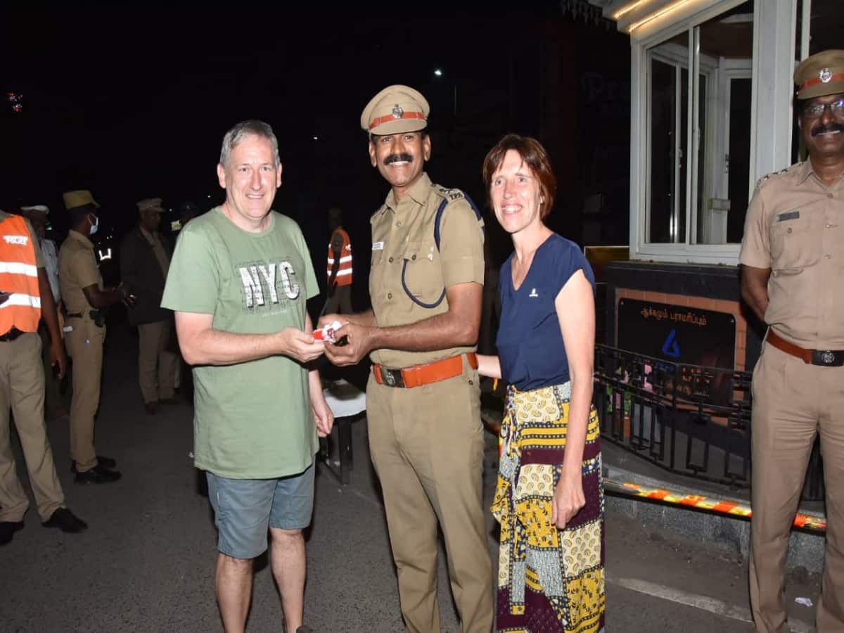 காவலர்களுக்கும் புத்தாண்டு தானே.. ! கேக் வெட்டி பொதுமக்களுடன் கொண்டாடிய எஸ்பி..!