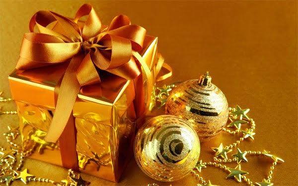 यूज़फुल गिफ्ट्स:   नए साल पर अगर आप किसी अपने को कोई गिफ्ट देना चाहते हैं तो कोई यूज़फुल गिफ्ट आइटम दे सकते हैं. उदाहरण के लिए अगर कोई ईयर फोन  काफी समय से लेने का सोच रहा है तो आप उन्हें ईयर फोन गिफ्ट कर सकते हैं. इसके अलावा जिम बैग, योगा मैट जैसी कई चीजें हैं जो आप ने तोहफे के तौर पर दे सकते हैं.