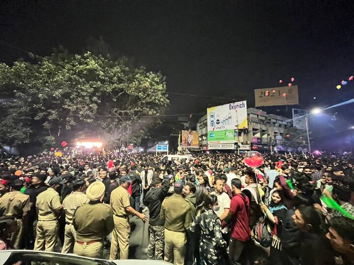 येणाऱ्या नवीन वर्षाचा उत्साह अनेकांच्या चेहऱ्यावर झळकत होता.
