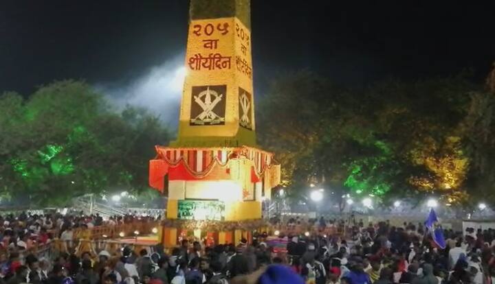 विजयस्तंभास आकर्षक फुलांनी सजवण्यात आला आहे .
