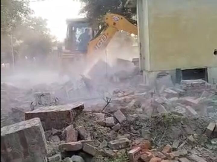 Lakhimpur Kheri News Bulldozer forcibly moved on the leased land family members alleged ANN Lakhimpur Kheri News: हाईवे पर पट्टे की जमीन पर जबरन चला बुलडोजर, परिवार के लोगों ने लगाया ये आरोप