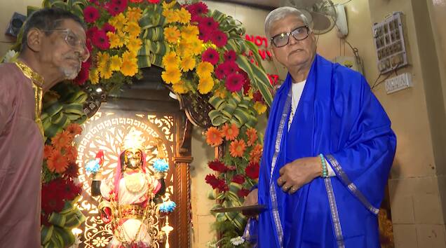 লেক কালীবাড়িতে সকাল থেকে ভক্তদের ভিড়।