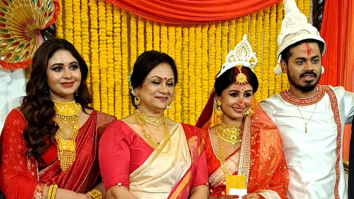 কেবল চিত্রাঙ্গদা নয়, সাবেকিয়ানার ছোঁয়া ছিল গোটা পরিবারের সাজেই। মা শতরূপা সেজেছিলেন সাদা শাড়ি লাল পাড়ে, সঙ্গে সোনার গয়না। লেহঙ্গা ও শাড়ি নিয়ে অনন্য এক মেলবন্ধনে সেজে উঠেছিলেন ঋতাভরী।