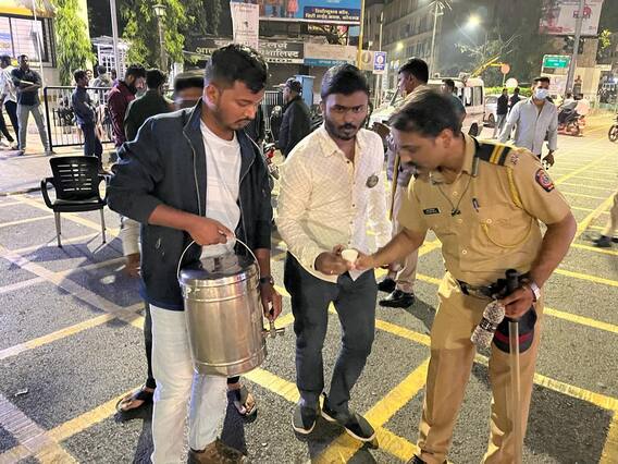 In Pictures: Thank you Police Uncle! If you are tired, have some tea; Pune's youth celebrate 31st festival without parties In Pictures: Thank you Police Uncle! If you are tired, have some tea; Pune's youth celebrate 31st festival without parties