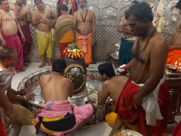Happy New Year 2023 Madhya Pradesh News Happy New Year 2023 started with Bhasma Aarti of Lord Mahakal in Ujjain ANN Happy New Year 2023: भगवान महाकाल की भस्म आरती के साथ हुई नए साल की शुरुआत, उमड़ा श्रद्धालुओं का सैलाब