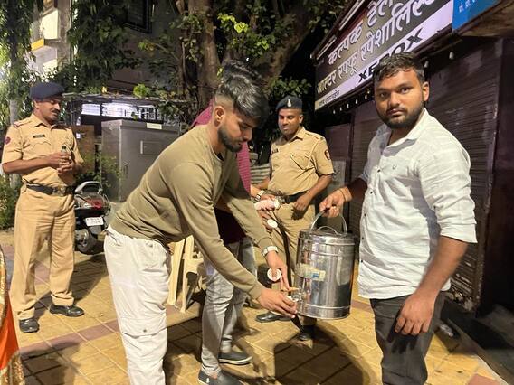 In Pictures: Thank you Police Uncle! If you are tired, have some tea; Pune's youth celebrate 31st festival without parties In Pictures: Thank you Police Uncle! If you are tired, have some tea; Pune's youth celebrate 31st festival without parties