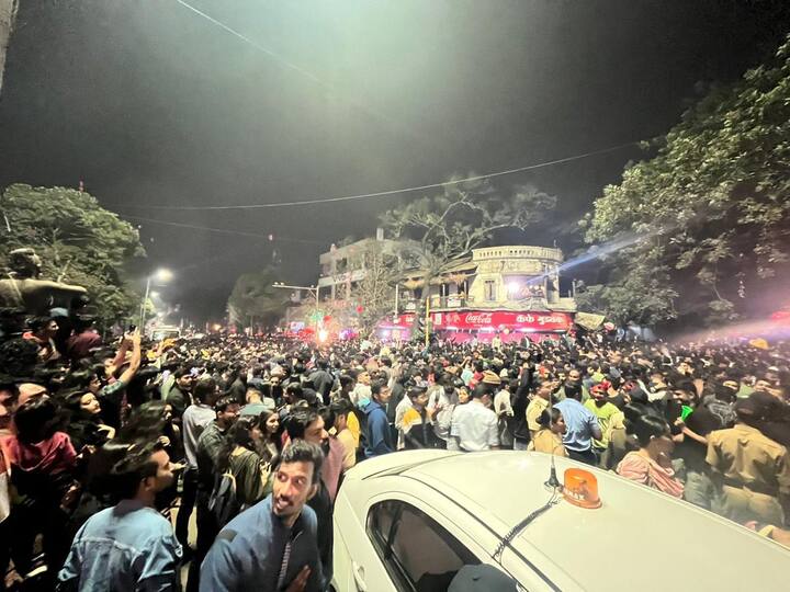 यावेळी घोषणाबाजी आणि जल्लोष करत तरुणांनी वर्षाला निरोप दिला.
