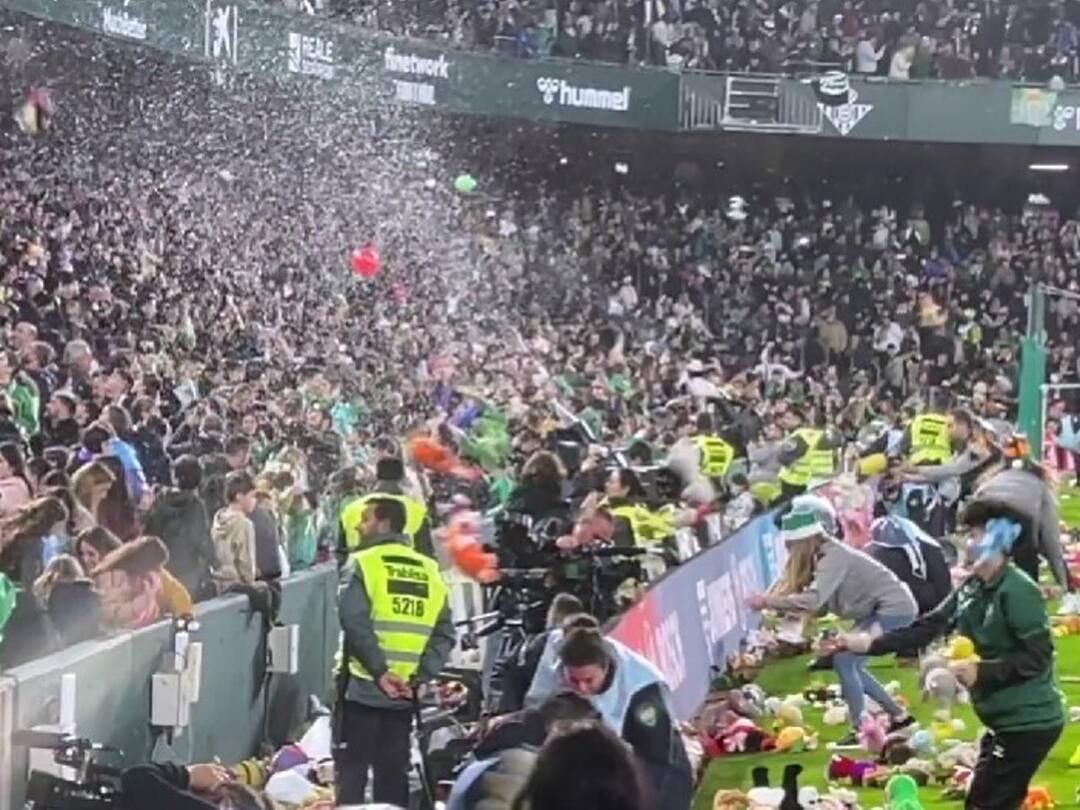Watch: Spanish football fans shower field with toys. It's a tradition Spain Toy Shower : கால்பந்து மைதானத்தில் பொம்மைகளை வீசி எறிந்த ரசிகர்கள்; குழந்தைகளுக்கு புத்தாண்டு பரிசு; நெகிழ வைக்கும் வீடியோ!
