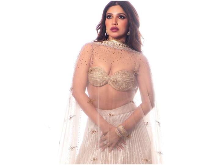 అందమైన లెహెంగాలో భూమి పెడ్నేకర్ అందాల జాతర చేస్తోంది.