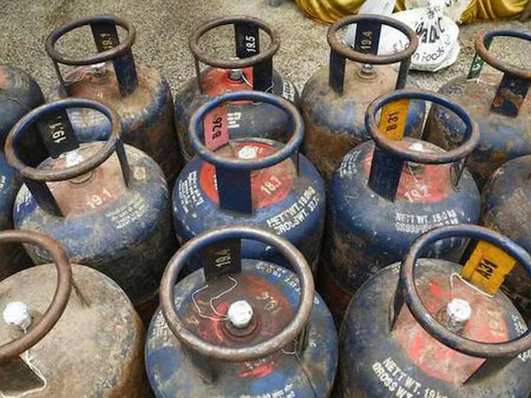 Cylinder Price : புத்தாண்டு பிறந்ததும் ஷாக்... சிலிண்டர் விலை ரூ.25 விலை உயர்வு!