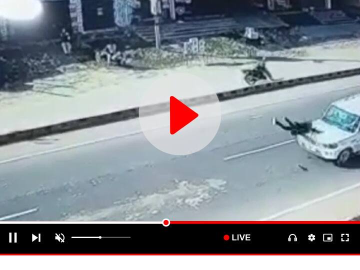 Watch Car hit a person crossing road while talking on mobile in Bagaha Video Viral Watch: मोबाइल पर बात करते सड़क पार कर रहे व्यक्ति को कार ने उड़ाया, जा गिरा 15 फीट दूर