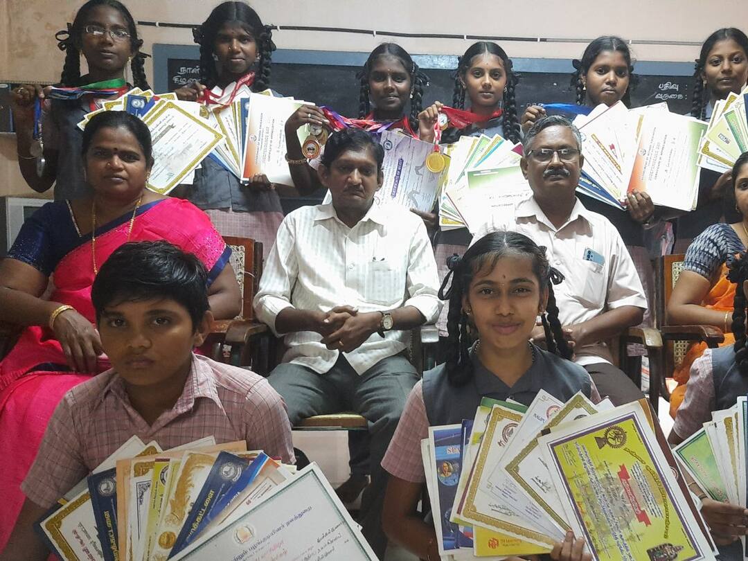 Thanjavur Government School Students won so many prize and created a record TNN தஞ்சையில் அரசுப்பள்ளி மாணவ, மாணவிகளின் அசத்தல் சாதனை... பதக்கம், சான்றிதழ்கள் குவிப்பு..!