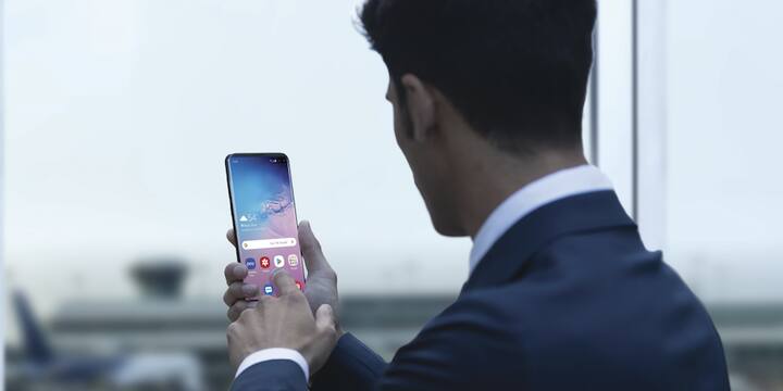 ऐप साइडलोडिंग: एंड्राइड स्मार्टफोन में आपने देखा होगा कि गूगल प्लेस्टोर के अलावा अगर स्माटफोन वीवो का है तो उसमें वीवो ऐप स्टोर या सैमसंग का है तो सैमसंग गैलेक्सी स्टोर मिलता है. यानि प्लेस्टोर के अलावा भी ऐप्स को डाउनलोड करने के लिए कोई प्लेटफार्म होता है. लेकिन एप्पल के स्मार्टफोन में साइडलोडिंग सिस्टम नहीं है. एप्पल ये मानता है कि साइडलोडिंग से एप्पल की प्राइवेसी में खलल हो सकता है.