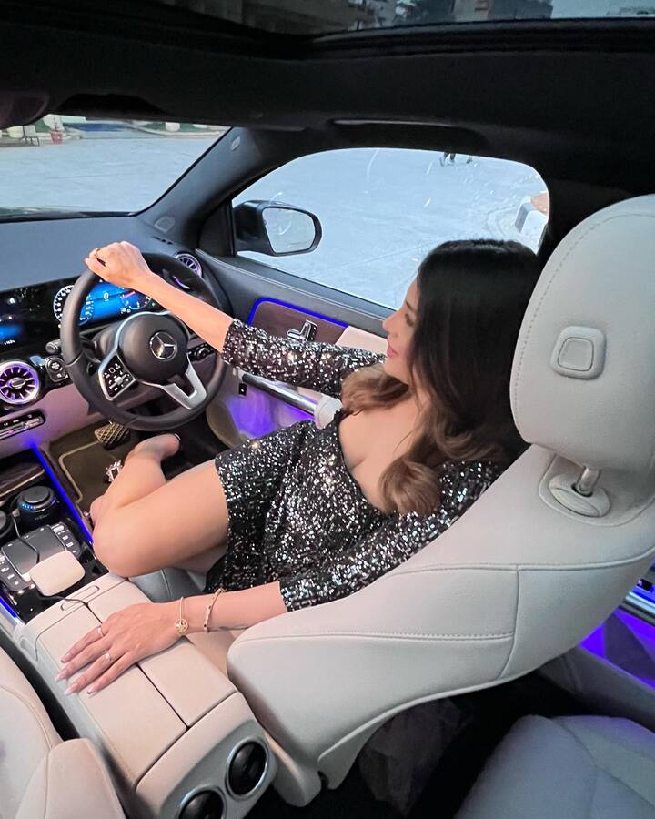 బిగ్ బాస్ బ్యూటీ హమీదా ఈ మధ్యే బెంజ్ కారు కొన్నది. Photo Credit: Hamida Khatoon/Instagram