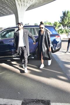 In Pics: Deepika Padukone और रणवीर सिंह ने एयरपोर्ट पर ली स्टाइलिश एंट्री, ब्लैक में ट्विनिंग के साथ हाथ में हाथ थामें नजर आया कपल