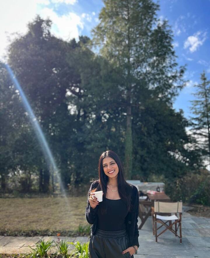 உத்தரகாண்டில் புத்தாண்டை கொண்டாட சென்றுள்ளார் மாளவிக்கா