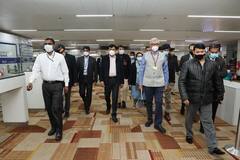 COVID-19: केंद्रीय स्वास्थ्य मंत्री मनसुख मांडविया ने दिल्ली एयरपोर्ट का किया दौरा, की जा रही है रैंडम सैंपलिंग, देखें तस्वीरें