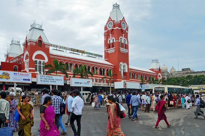 इस लिस्ट में चेन्नई सेंट्रल रेलवे स्टेशन चौथे नंबर पर है. यहां कुल 17 प्लैटफॉर्म्स हैं, जिनमें से 5 प्लैटफॉर्म्स को खासकर सब-अर्बन ट्रेन के लिए रखा गया है, जबकि12 प्लैटफॉर्म्स से लॉन्ग डेस्टिनेशन ट्रेनों का संचालन होता है.