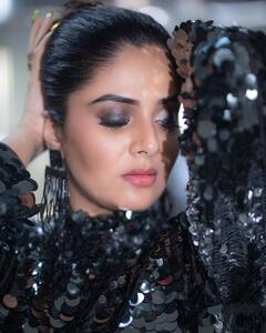 అద్దాల డ్రెస్ లో జిగేలుమంటున్న అందాల భామ శ్రీముఖి