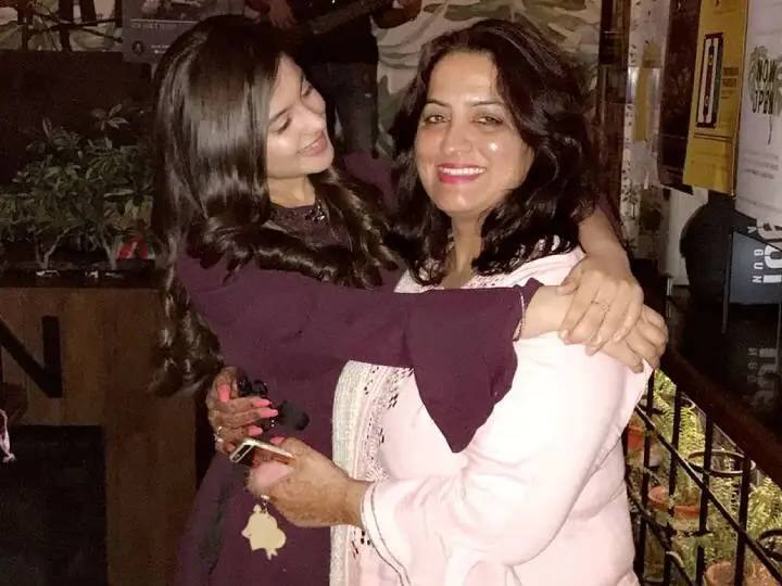 Sheezan Khan Lawyer accused Tunisha Sharma Mother strangled her and not giving her money 'मां ने Tunisha Sharma का दबाया था गला, एक्ट्रेस को नहीं देती थीं पैसे', शीजान खान के वकील ने लगाए आरोप