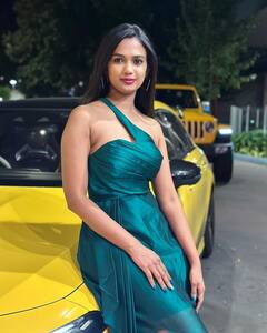 ఐ లవ్ టీడీపీ - యెల్లో కారుతో అరియానా - రాజకీయాల్లోకి చేరావా? అంటున్నఅభిమానులు