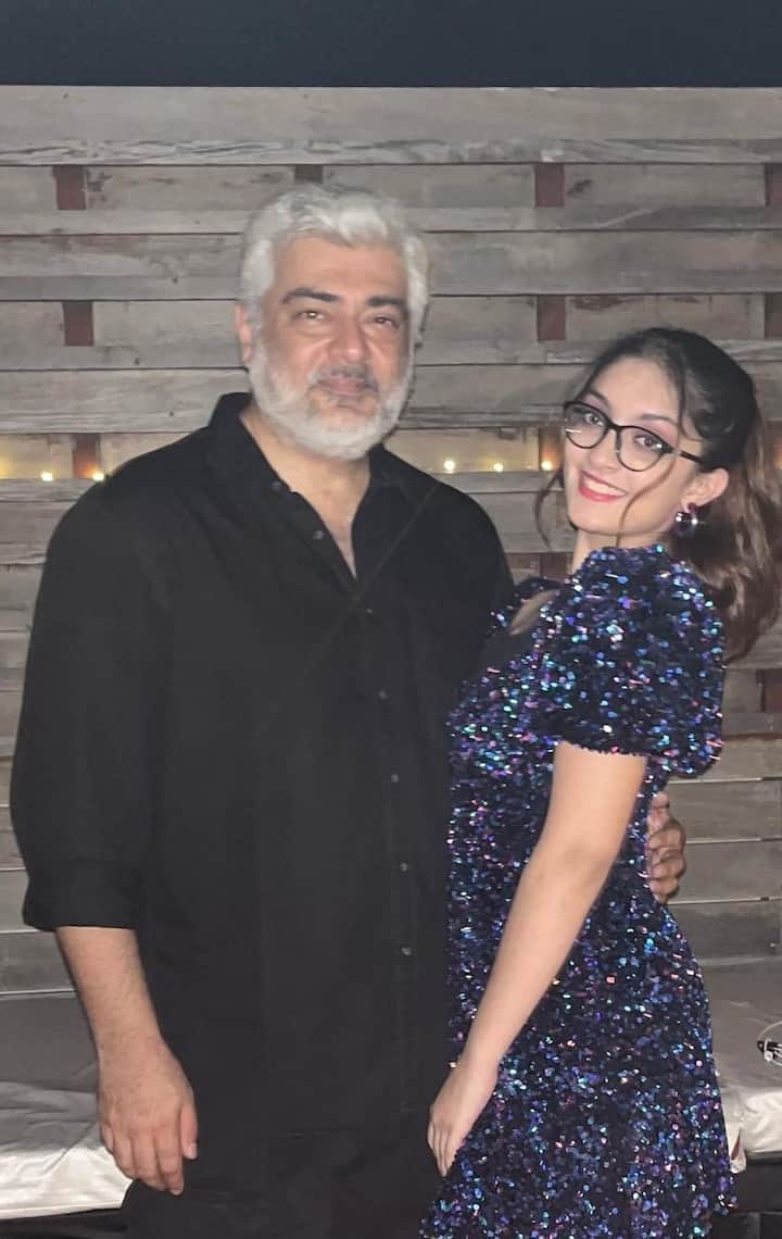 மகள் அனோஷ்காவுடன் துணிவு பட நடிகர்